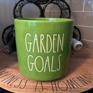Rae dunn planter pot